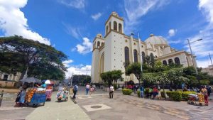 Población dividida sobre si la seguridad o economía es el principal problema que enfrenta El Salvador, según encuesta UCA