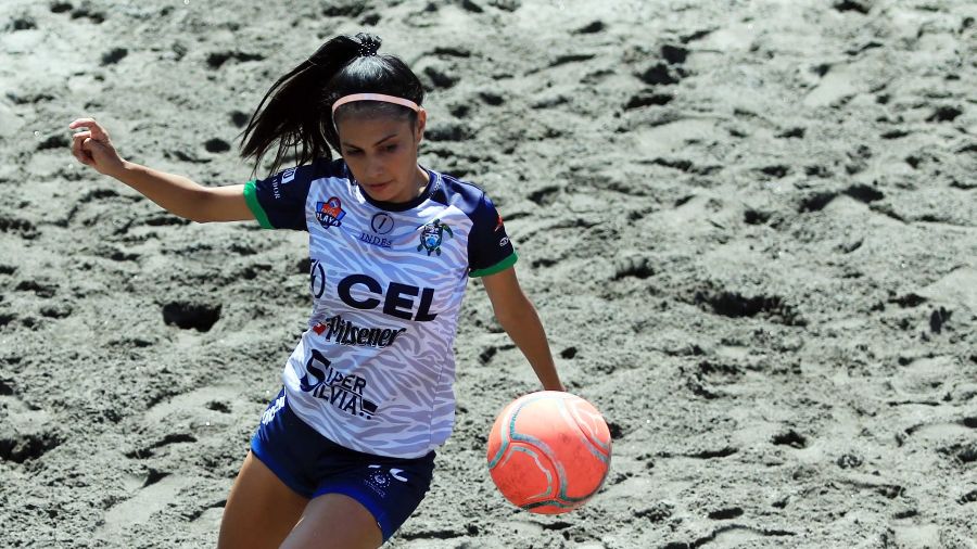 Two Salvadorans booked to play beach soccer in the US