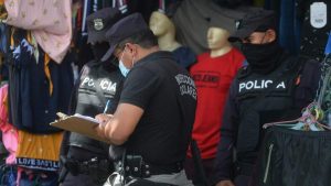 Capturan a hombre que robó un maniquí en un local de San Salvador