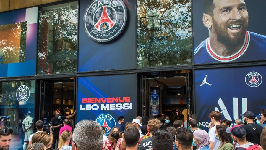 'Messimanía' en París: multitudes para verlo y comprar su camiseta - Vimarsana News