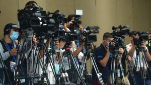 Periodistas dan cobertura a conferencia de prensa