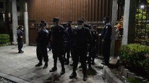 Expolicías se quejan de que no han recibido dinero de compensación por retiro forzoso