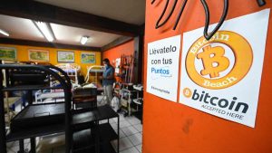 "Puedes contarme todo lo que quieras sobre El Salvador, pero tiene que comprar sus Bitcoins en dólares, como todo el mundo", dice magnate Mark Cuban