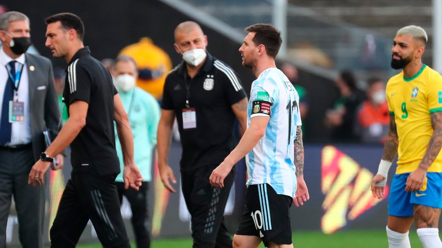 Brasil y Argentina, en el juego de eliminatorias suspendido. En la imagen, Scaloni y Messi abandonan la cancha