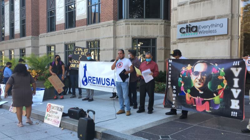 Protesta de salvadoreños en Washington: “Bukele ha endeudado al país y lo ha llevado a un descalabro”