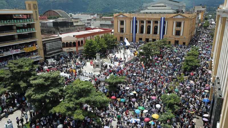 IN DEVELOPMENT: “Outside Bukele dictatorship”, thousands of Salvadorans march against the government