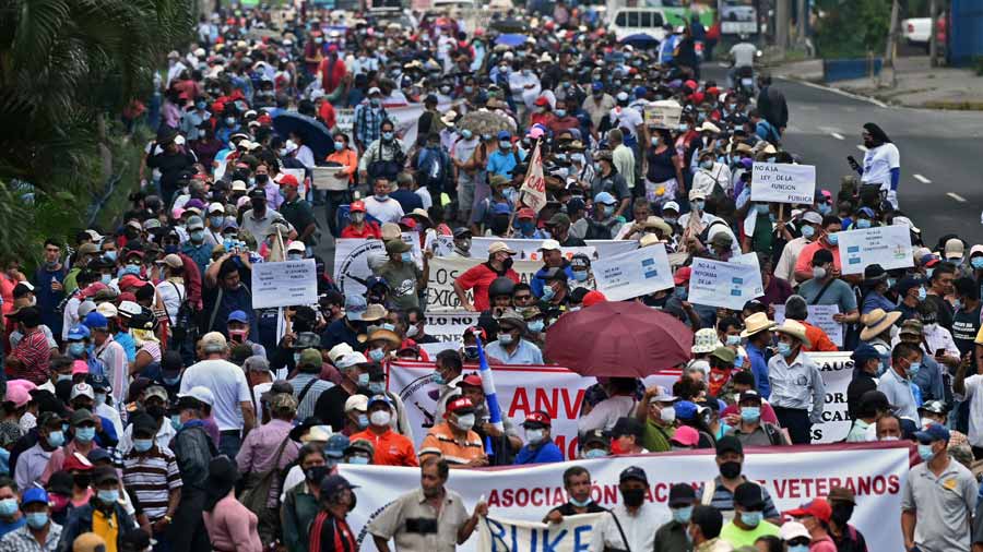 Salvadoreños vuelven a las calles para protestar por abusos de Bukele