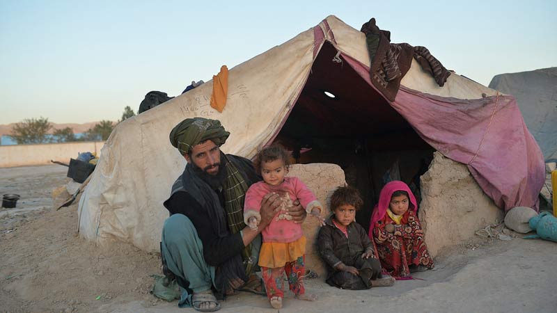 Afganos venderan hijas pequemas por comida (7)