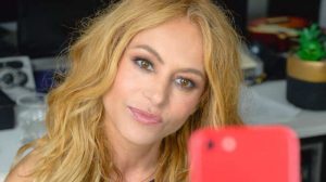Paulina Rubio pasa bochornoso momento en Premios lo Nuestro
