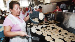 ¿Cómo impactará la invasión de Rusia a Ucrania en el precio de las pupusas y tortillas en El Salvador?
