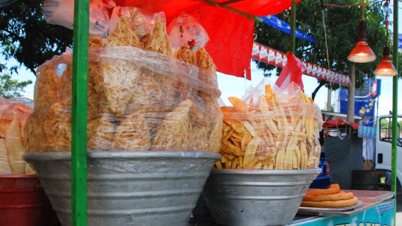 VIDEO: ¡En El Salvador! Vendedora de tostadas se rasca los pies y luego  ofrece sus productos a peregrinos