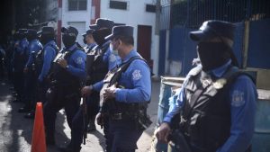 Alcaldía de la capital planea cambiar a celeste cyan los colores de los uniformes de los agentes del CAM