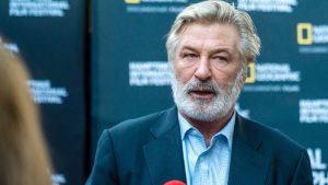 Alec Baldwin se declara no culpable de homicidio involuntario en rodaje de "Rust"