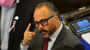 "En este país tiene que haber orden", justifica presidente de Asamblea por apropiación de microbuses. "Ante un abuso no podemos reaccionar con otro abuso", alega diputada de VAMOS