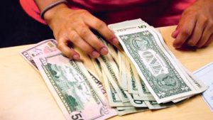 Sujetos fingieron trabajar en Mined para pedir préstamo en San Salvador