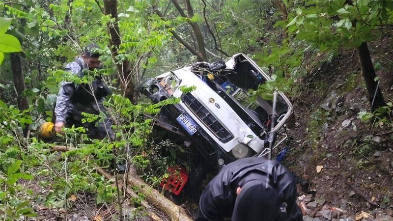 Tres muertos y siete lesionados tras caer camión en un precipicio en Chalatenango