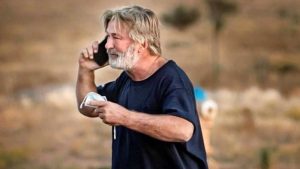 ¿Se contradice? "La pregunta es: ¿Quién puso una bala real en la pistola?", Alec Baldwin sobre el accidente en el set de “Rust
