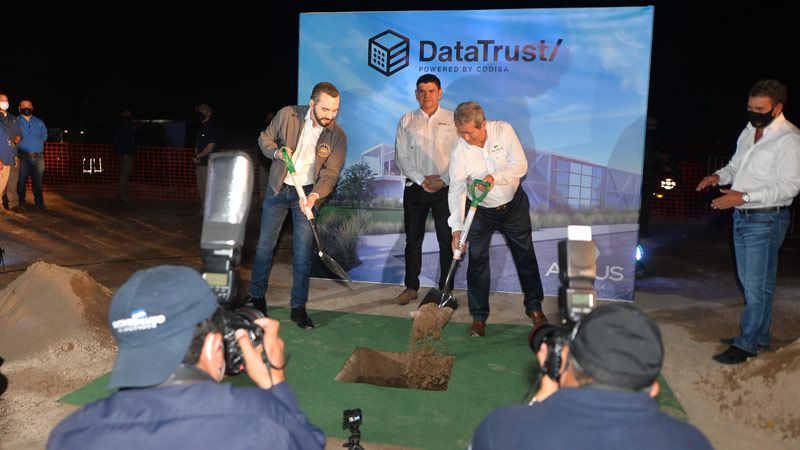 Inversionistas invitaron al presidente Nayib Bukele a echar la primera palada de lo que ser el Data Trust.
