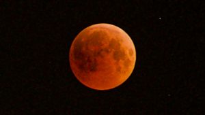 Eclipse total de Luna se espera para este domingo. ¿Dónde y a que hora se podrá ver?