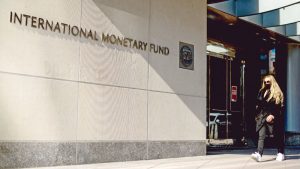 FMI alerta de "riesgo económico significativo" mundial por ataque a Ucrania