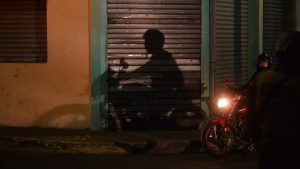 Escena de homicidio de noche