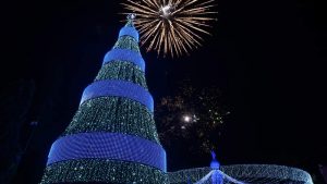El tradicional árbol navideño de San Martin en plaza Salvador del Mundo