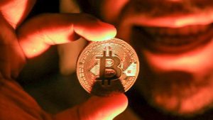 Precio del Bitcoin podría "derrumbarse" hasta los $30,000, advierte medio internacional