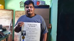 “Tuve pensamientos suicidas”, dice doctor que se graduó de la UES y vivió situaciones de discriminación