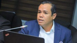 Analistas están "poniendo en mal" a El Salvador, dice ministro de Hacienda sobre alto riesgo de impago