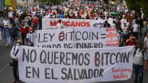 El Bitcoin es la medida más impopular y más criticada del gobierno de Bukele, según encuesta UCA