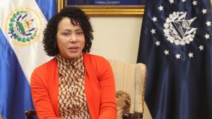 Tribunal de Ética abrirá juicio a Carolina Recinos por favorecer a su nuera con una beca