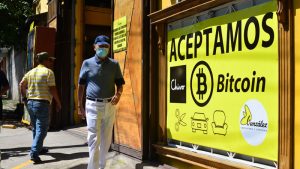 Salvadoreños no han palpado las "ganancias" del Bitcoin en sus bolsillos en últimos seis meses