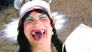 La niña Tenchis regresa de vacaciones "renovada de la pechuga" y bien filuda