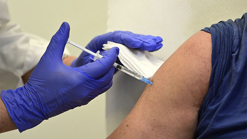 Italiano usa un brazo falso para evitar vacunarse contra el Covid |  Noticias de El Salvador