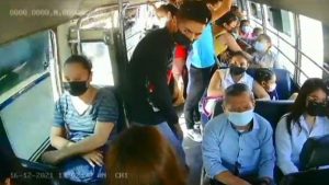 Víctima denunció a ladrones luego de ver video de asalto en microbús de la 45 AB