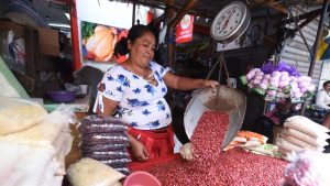 Poca producción de alimentos en El Salvador también encarece la canasta básica, señala CDC