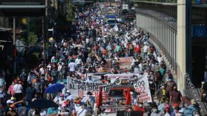 Organizadores de marchas rechazan régimen de excepción impulsado por Bukele