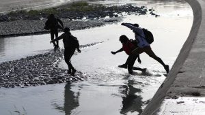 “¡Agárralo!”: Madre migrante y su bebé a punto de ahogarse al cruzar río fronterizo