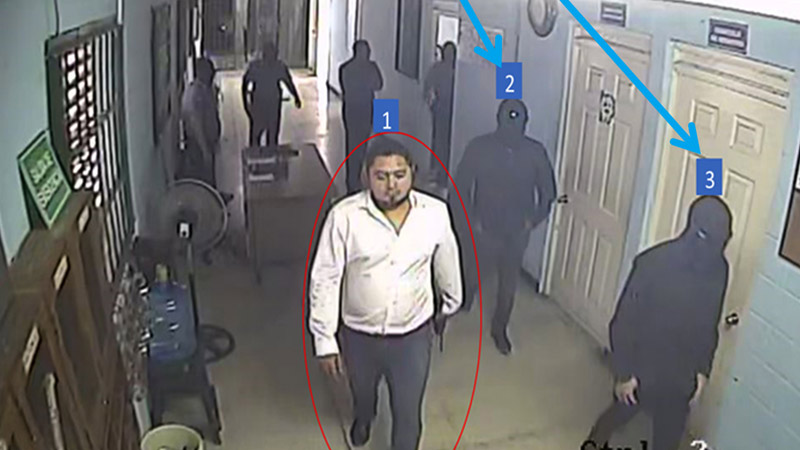 5 de julio de 2019 (lámina 23): cuatro fotos de Osiris con encapuchados en Zacatecoluca. Según la Fisca, entre ellos iban Marroquín y Scar. (Lámina 26 complementa)
Foto EDH/ cortesía archivo