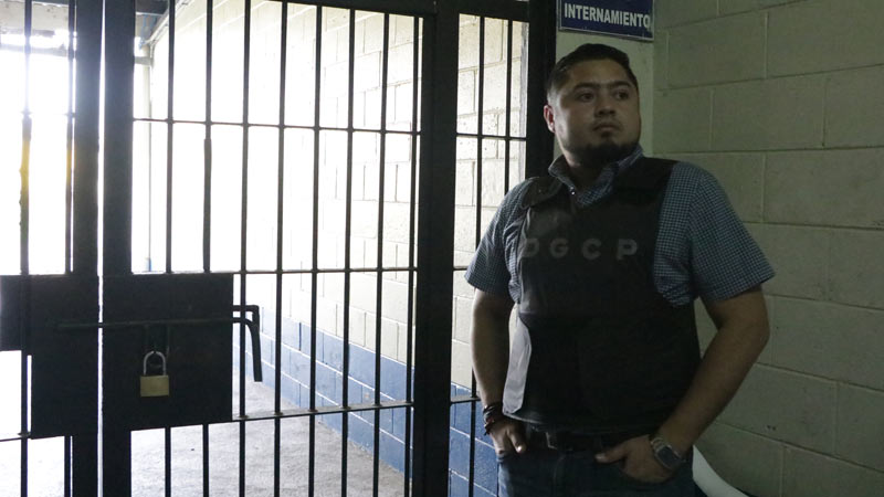 Dirección Genral de Centros Penales realizo una requisa en el centro penal de izalco, con la finalidad de erradicar los ilícitos y armas hacia la población interna la cual se extendio por varias horas. Osiris Luna vic