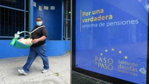 Ministro de Trabajo dice que reforma de pensiones podría esperar "un par de meses más"