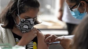 "No existe evidencia científica conocida que respalde": Pediatras llaman a no aplicar cuarta dosis de vacuna anticovid a menores de 18 años