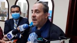 “Ojalá logre tocarles el corazón y convencerlos”. Auerbach lamenta que sus “aliados” de Nuevas Ideas no apoyen propuesta para la no devolución del anticipo de pensión