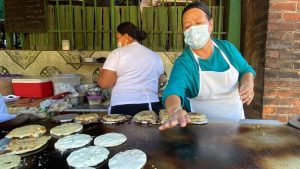 Estas son las razones del incremento en el precio de las pupusas