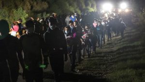 Encuentran a 92 migrantes encerrados en un tráiler en México