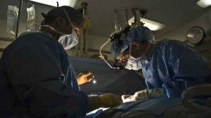 Médico descubrió que su paciente sufría cáncer terminal mientras le practicaba una cesárea