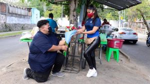 VIDEO. Famoso tiktoker le "declara su amor" a Abigail, la vendedora de tamales pero esto fue lo que pasó