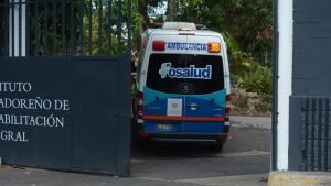 "Se dirigen al Hospital El Salvador", vecinos del asilo Sara Zaldívar reportan ingreso de varias ambulancias