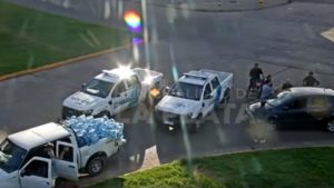 VIDEO: El aterrador momento en el que un niño cae de un auto en una carretera de Argentina y se salva de milagro