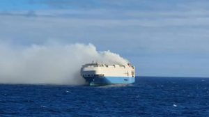 Un barco cargado con 4,000 autos Porsche y Volkswagen se incendia en medio del Atlántico
